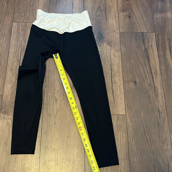 NEW Victoria secret on point live cropped legging size small - Picture 3 of 3